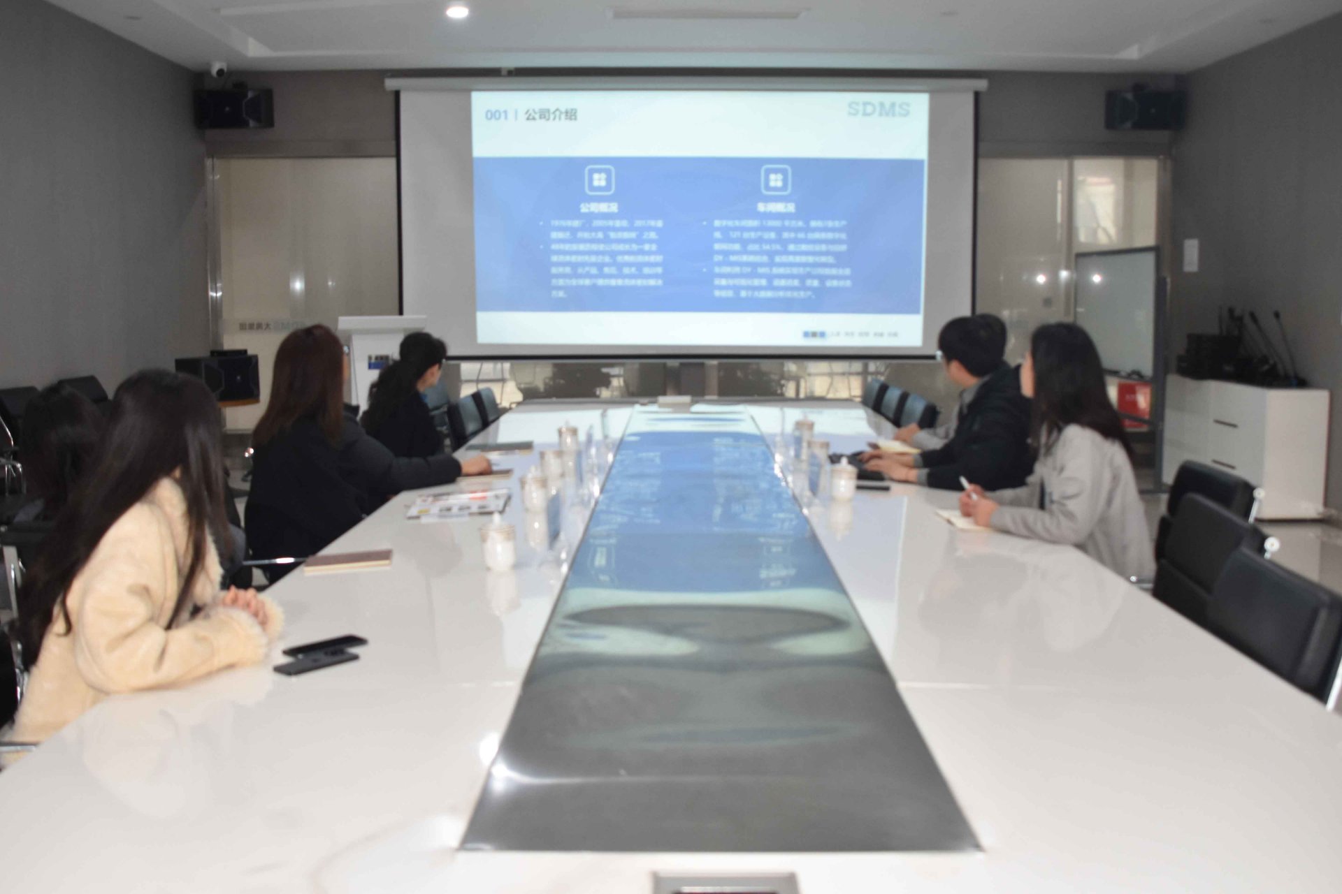 调研团队一行在参观过程中